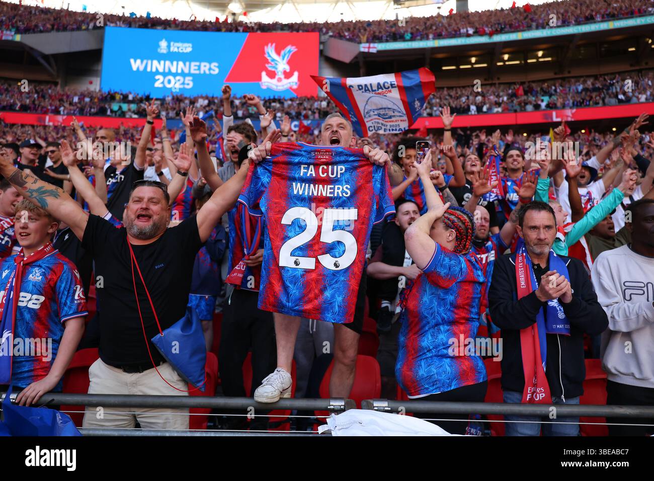 Crystal Palace Fans feiern - Crystal Palace gegen Manchester City, das Finale des Emirates FA Cup, Wembley Stadium, London, Großbritannien - 17. Mai 2025 Stockfoto