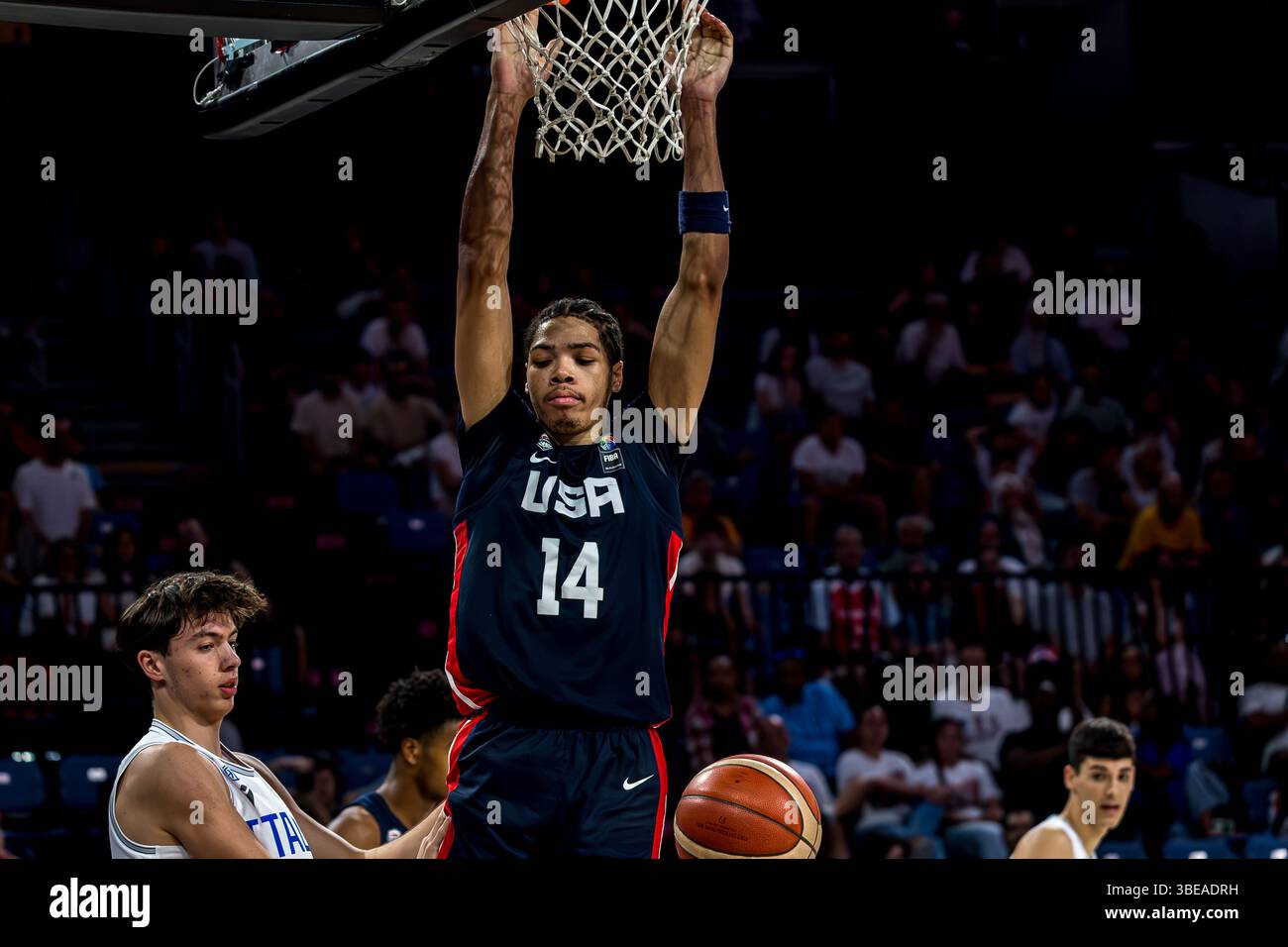 ISTANBUL, TÜRKEI - 07. JULI 2024: FIBA U17 Basketball-Weltmeisterschaft - Turkiye 2024 Endspiel zwischen Italien und den Vereinigten Staaten von Amerika (USA) Stockfoto