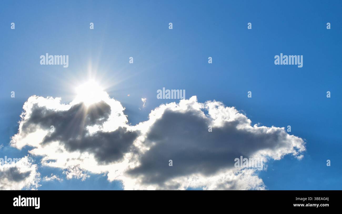 Dramatische Wolkenlandschaft mit Sonnenlicht, das durch Wolken strömt Stockfoto