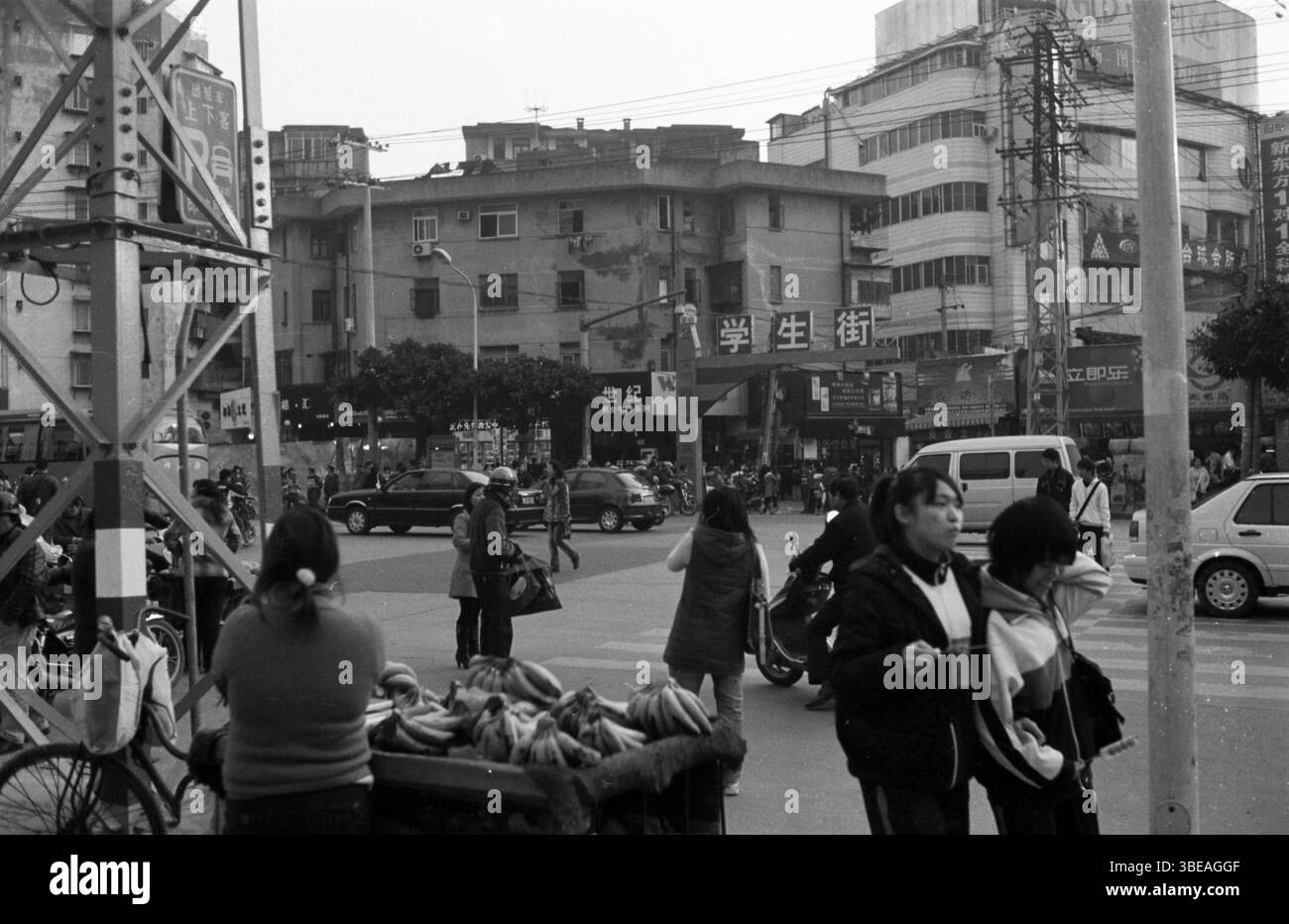 Fuzhou Student Street Scene Ende der 2000er Jahre mit Banana Vendor und Passing Students, Fujian, China Stockfoto
