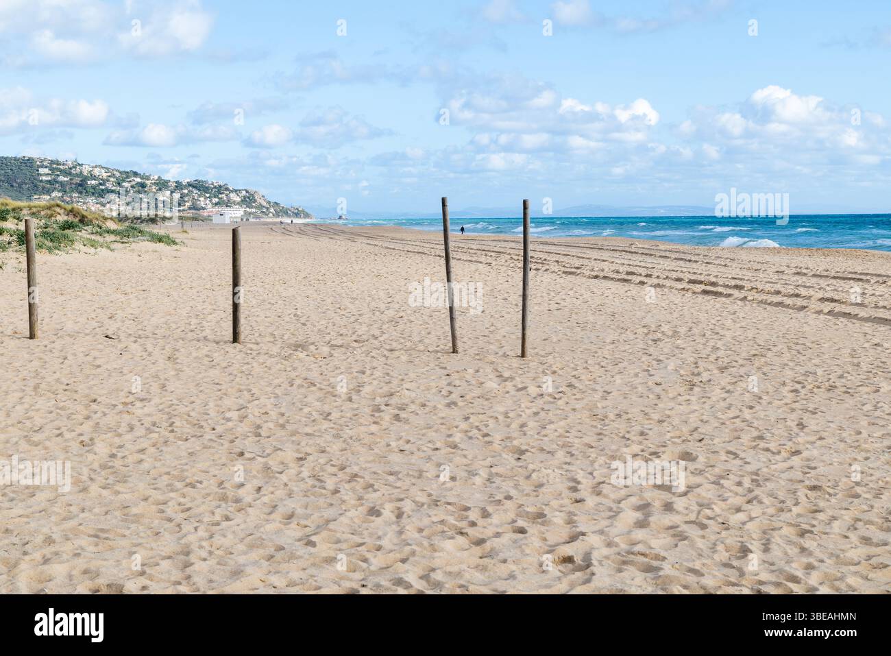 Der Strand Zahara de los Atunes ist während der Osterferien leer von Touristen Stockfoto