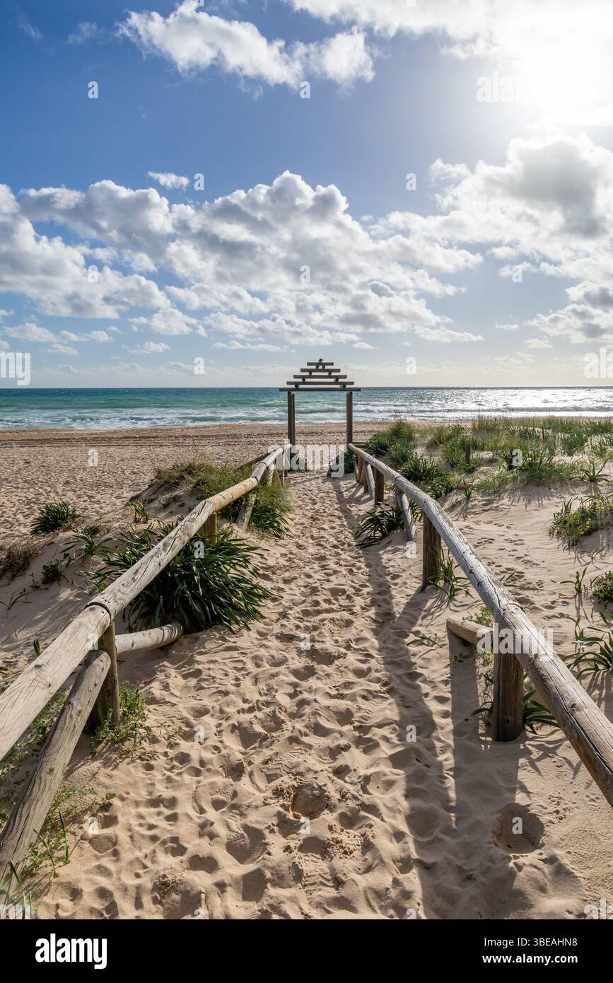 Der Strand Zahara de los Atunes ist während der Osterferien leer von Touristen Stockfoto
