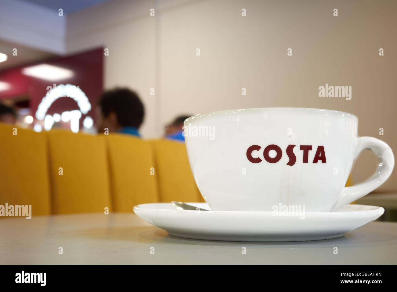 Costa Cup in ihrem Café an der Autobahn M62, Ferrybridge, England. Stockfoto