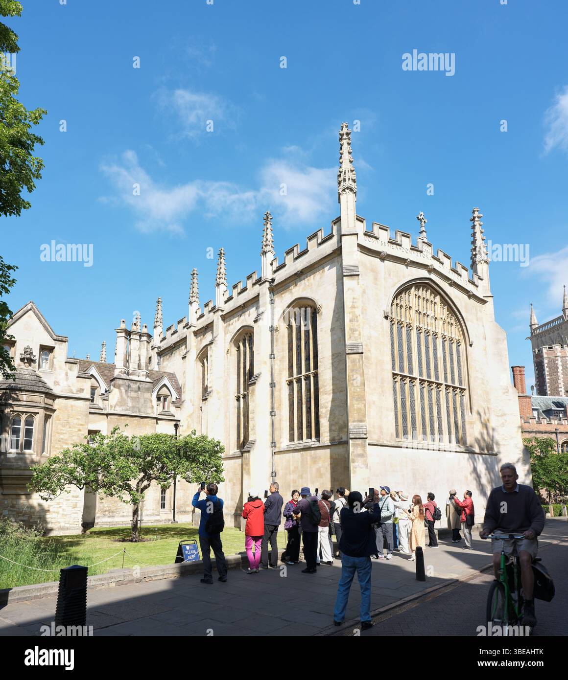 Eine Gruppe chinesischer Touristen vor der Trinity College Chapel, University of Cambridge, England, am 23. Mai 2025. Stockfoto Eine Gruppe chinesischer Touristen vor der Trinity College Chapel, University of Cambridge, England, am 23. Mai 2025. Stockfoto