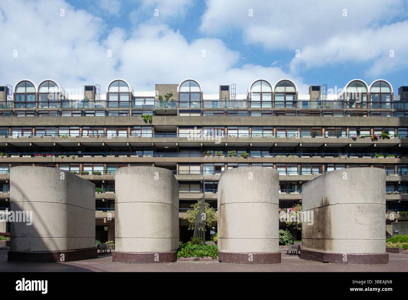Trichterförmige Lüftungsschlitze des Barbican Estate, City of London, Großbritannien Stockfoto Trichterförmige Lüftungsschlitze des Barbican Estate, City of London, Großbritannien Stockfoto
