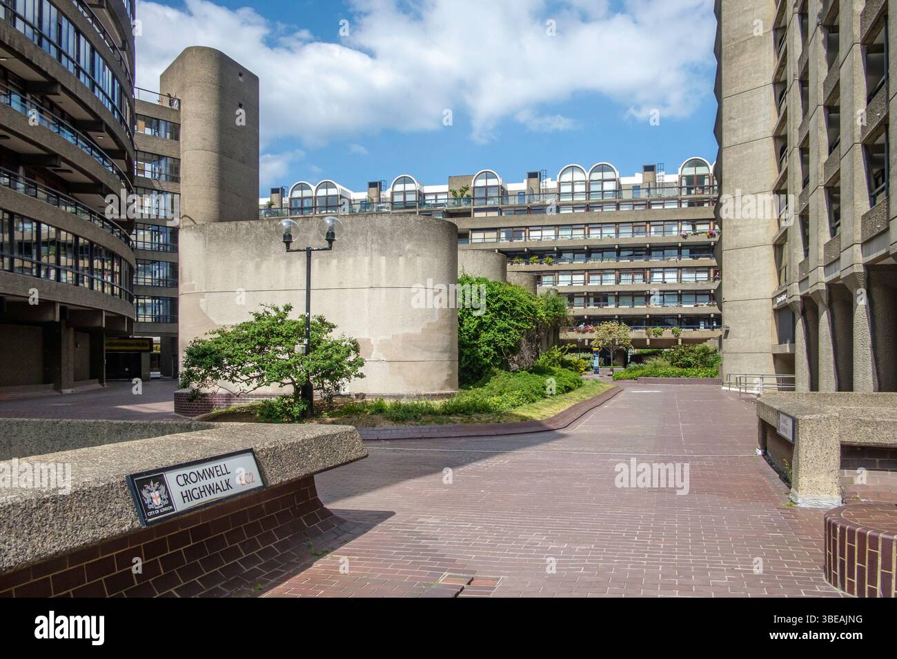 Cromwell Highwalk, Barbican Estate, City of London EC2, Großbritannien Stockfoto Cromwell Highwalk, Barbican Estate, City of London EC2, Großbritannien Stockfoto