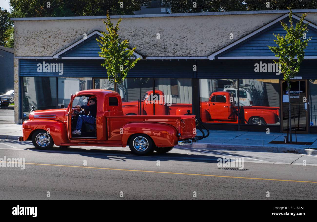 Roter Truck reflektiert auf der Main Street Stockfoto