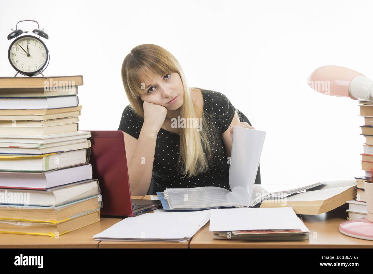 Studentenzeitung stumpfe Blätter an einem Tisch unter Büchern und Stapel von sieht auf dem Bild Stockfoto