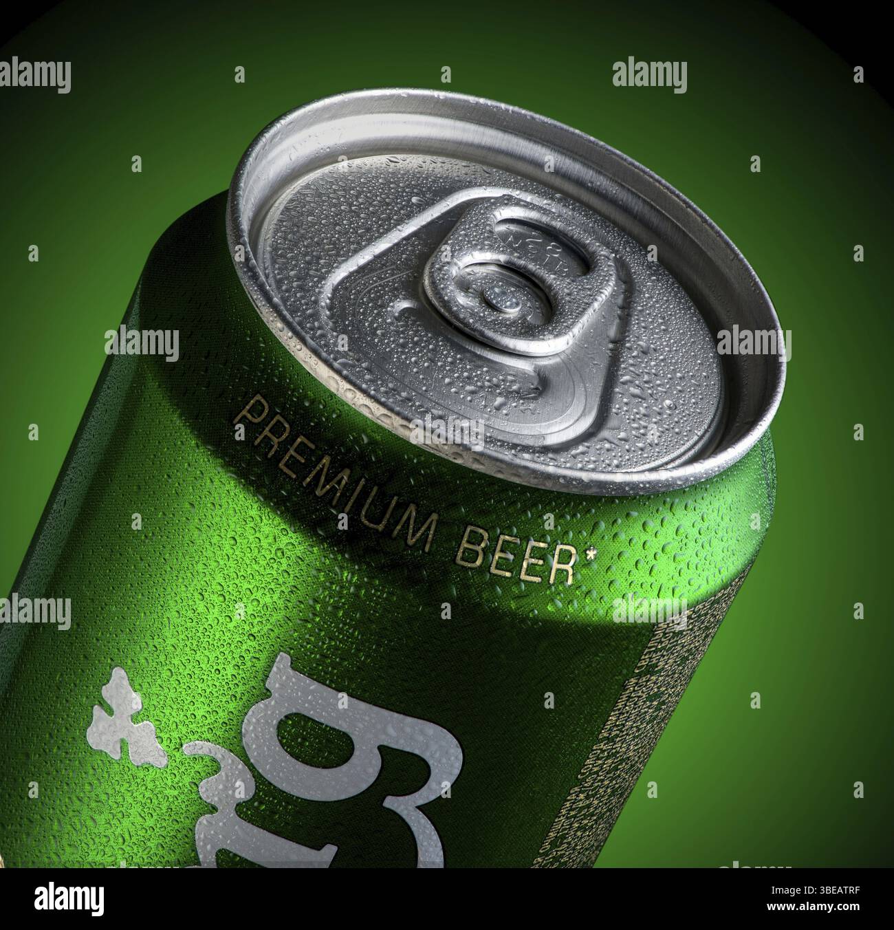 Almaty, Kasachstan - Oktober 11, 2019: Bier Carlsberg mit Tropfen von Wasser in einem grünen Hintergrund mit Beleuchtung. Werbung eine Marke von Bier Stockfoto