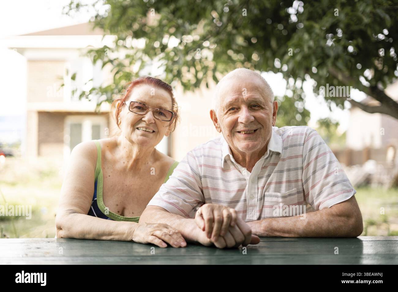 KAUKASISCHES Paar stiller Generation in ihren 80ern Glückliche ältere gesunde Mann und Frau. Stockfoto