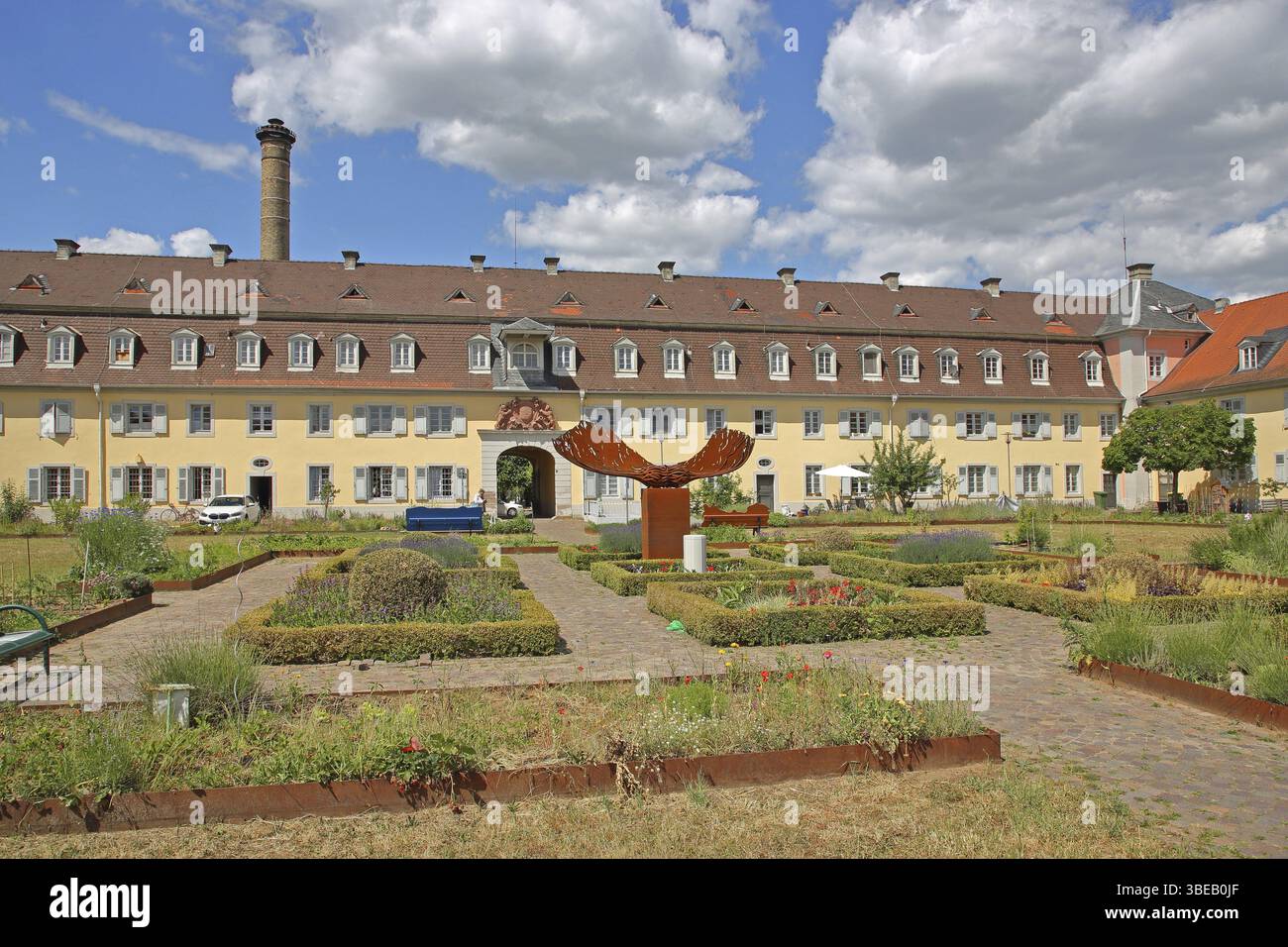 Innenhof mit Skulptur Ahornsamen von Sergej Karev 2023, moderne Kunst, Metallskulptur, rostig, braun, Übergröße, XXL, Saatgut, Kapsel, Saatkapsel, Karte Stockfoto