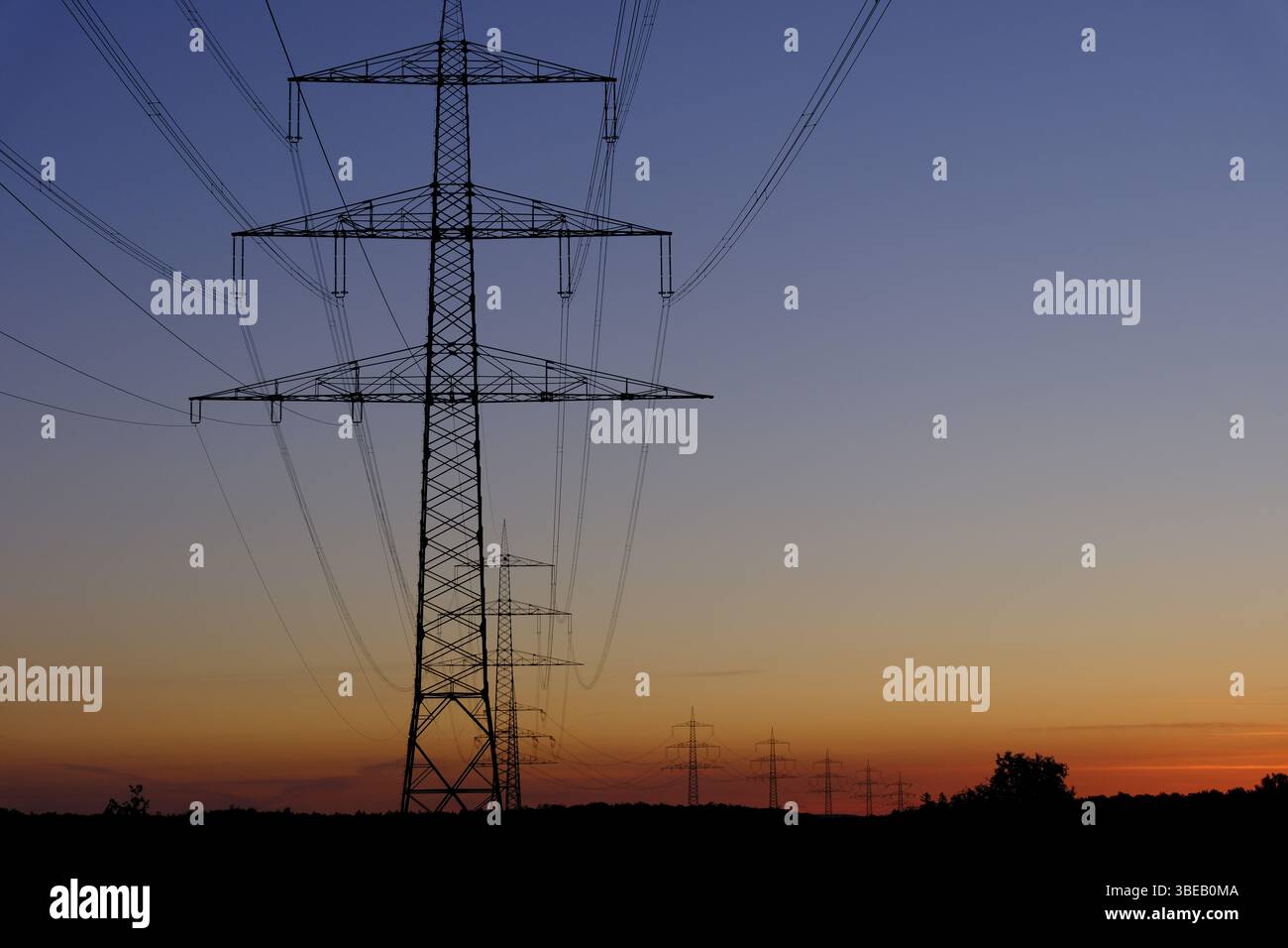 Stromleitung, Freileitung, Stromleitung, Silhouette, Sonnenuntergang, Bundesrepublik Deutschland Stockfoto