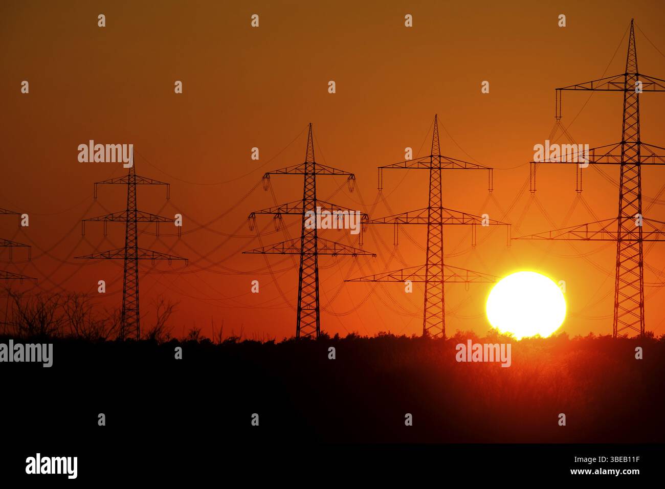 Stromleitung, Freileitung, Stromleitung, Silhouette, Sonnenuntergang, Bundesrepublik Deutschland Stockfoto