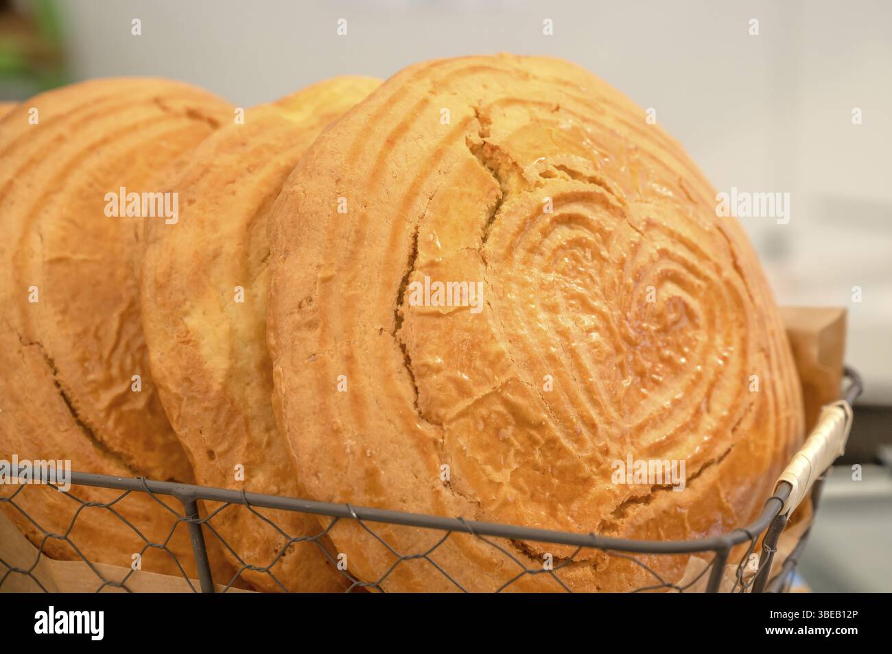 Echaudisse, ein traditioneller, rustikaler Keks aus Anis-Teig, wird kurz in kochendes Salzwasser getaucht und dann im Ofen gebacken Stockfoto