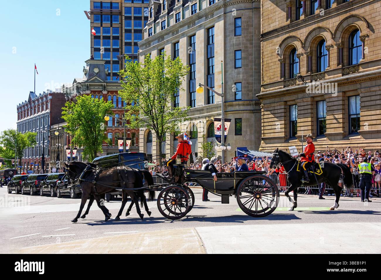 Ottawa, Kanada - 27. Mai 2025: Royal Canadian Mounted Police fährt Kutsche mit König Karl III. Und Königin Camilla während ihres Besuchs in Ottawa. Premierminister Mark Carney lud den König ein, die Thronrede anlässlich der Eröffnungssitzung des kanadischen parlaments zu halten. Eine riesige Menschenmenge wartete darauf, den König zu sehen. Stockfoto