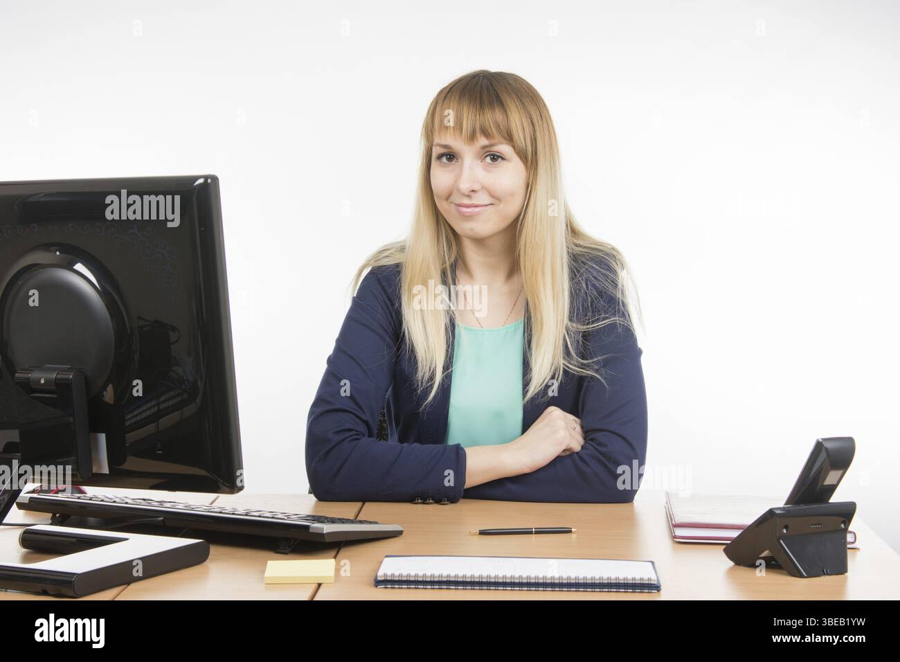 Junge Frau Wirtschaftsminister sitzen am Schreibtisch arbeiten, isoliert auf weißem Hintergrund Stockfoto