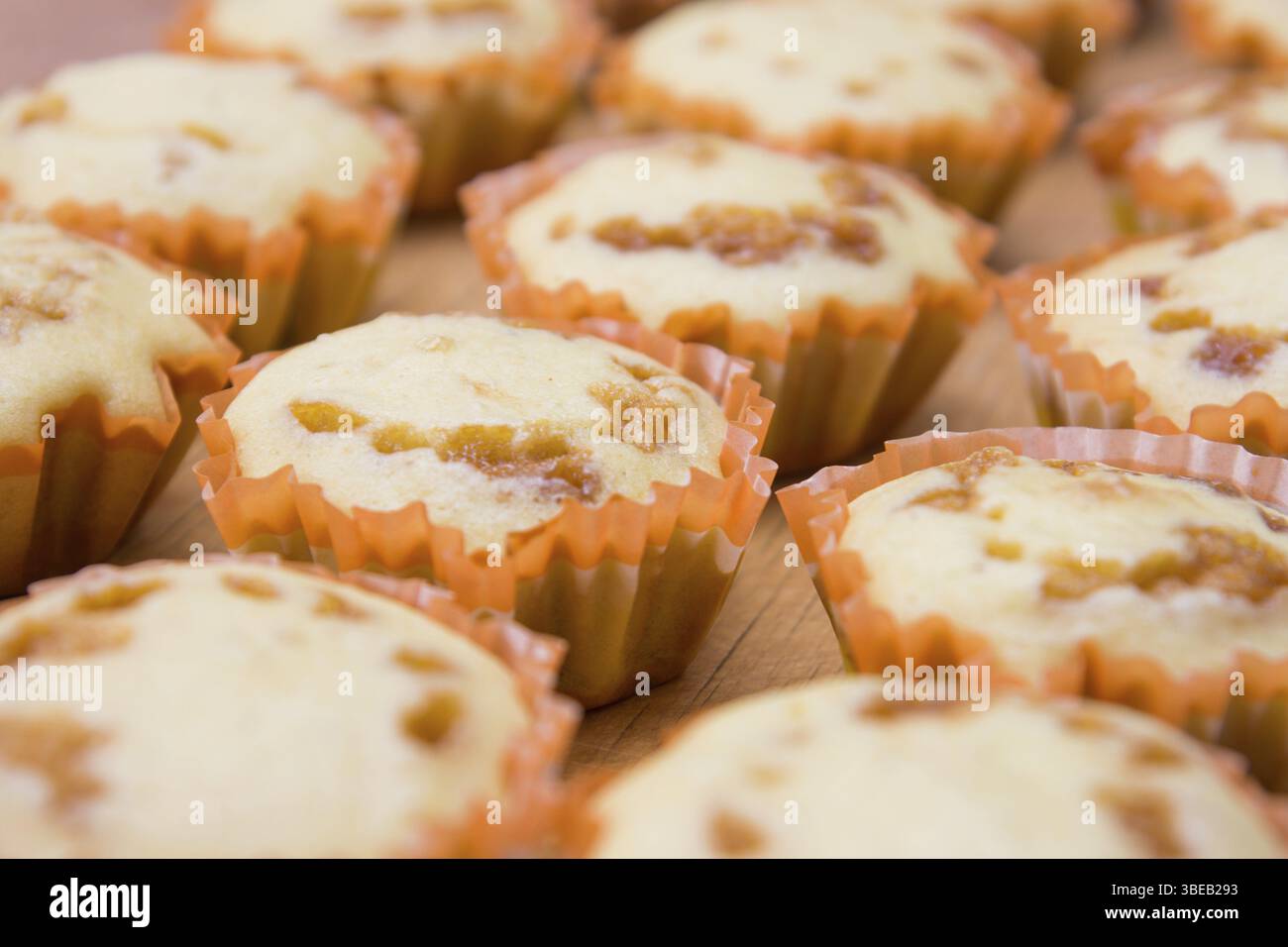 Frisch gebackene Muffins gefüllt mit karamellisierten Milch closeup Stockfoto