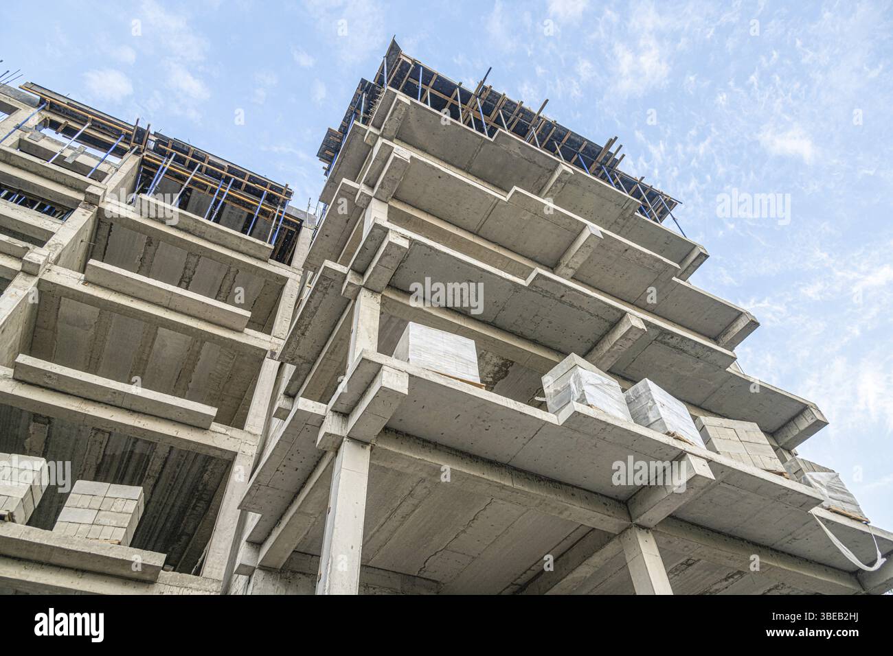 Eine Low-Angle-Aufnahme einer Baustelle mit neuer Gebäudeinfrastruktur Stockfoto