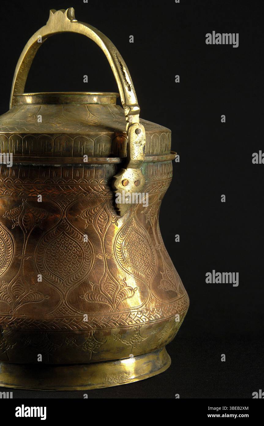 Alte Metallschale auf dunklem Hintergrund. Antikes Bronzegeschirr Stockfoto