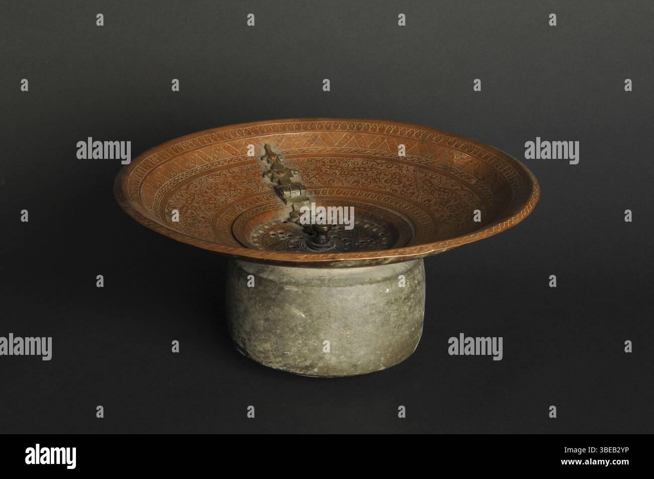 Alte Metallschale auf dunklem Hintergrund. Antikes Geschirr aus Bronze Stockfoto