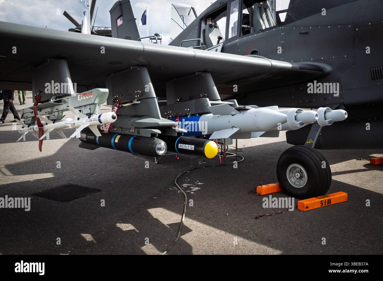 Lufttraktor AT-802U bewaffnete Waffen für mehrere Missionen auf der Pariser Flugschau. Frankreich - 18. Juni 2015 Stockfoto