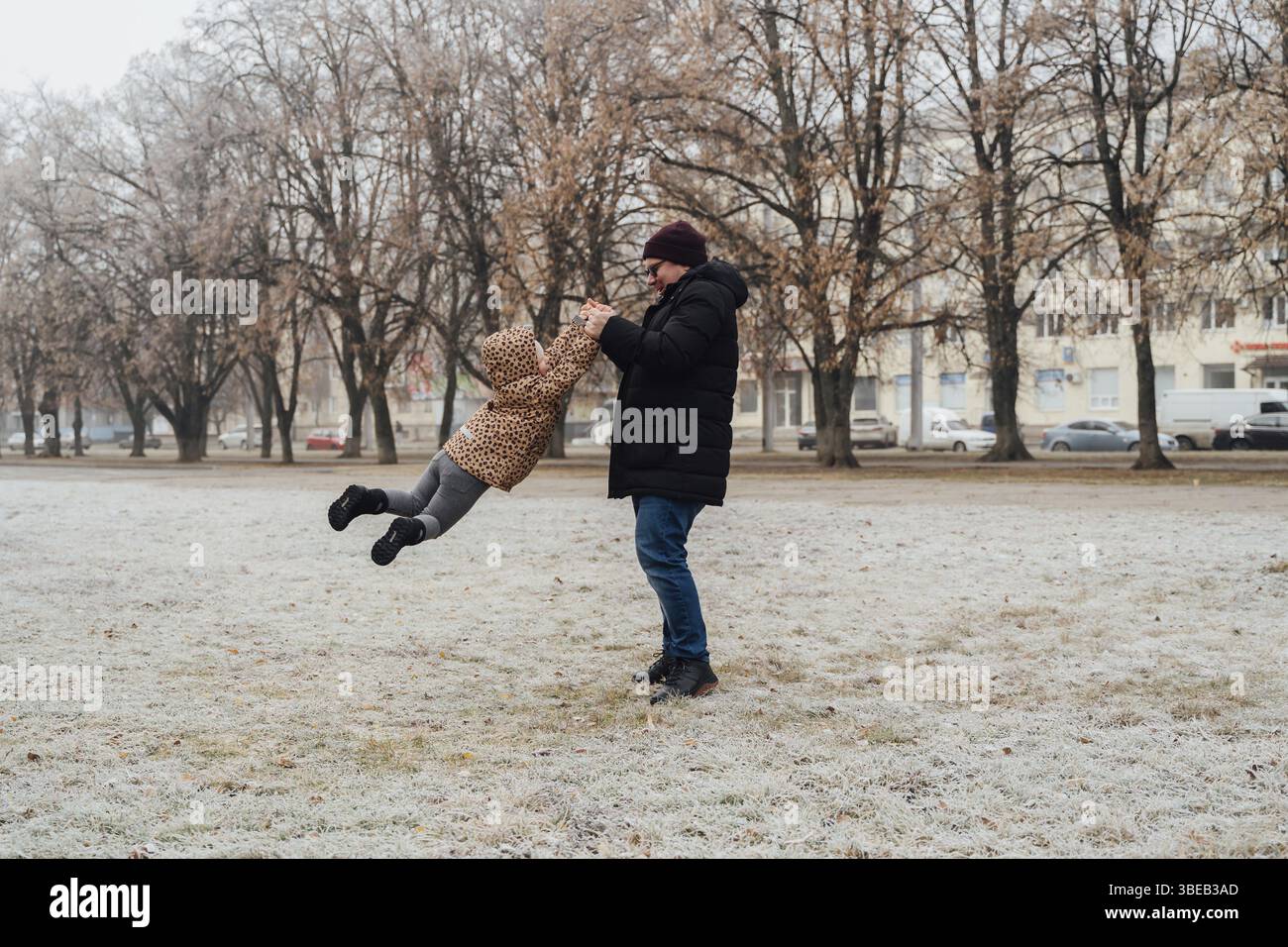 Vater spielt draußen mit Kind. Glückliche Erziehung, Familienbindung. Kleinkind Vorschulmädchen Tochter mit Vater, der sich hebt. Stockfoto