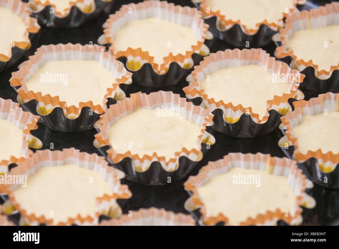 Ungekocht Cupcakes in Dosen Stockfoto