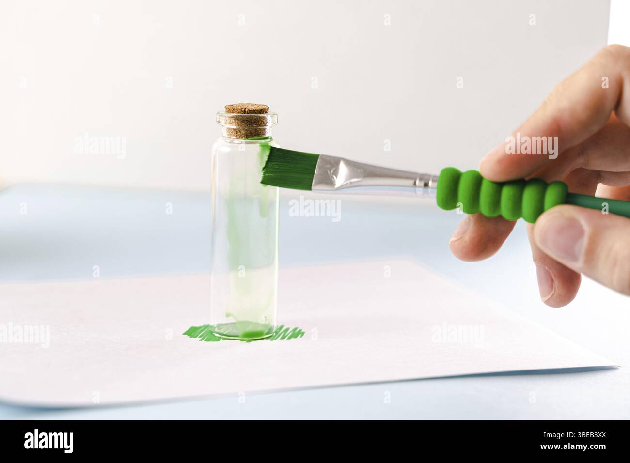 Greenwashing-Konzept. Grüne Farbe und Kosmetikflasche. Desinformation im Umweltmarketing. Nicht transparenter grüner Glanz. Stockfoto