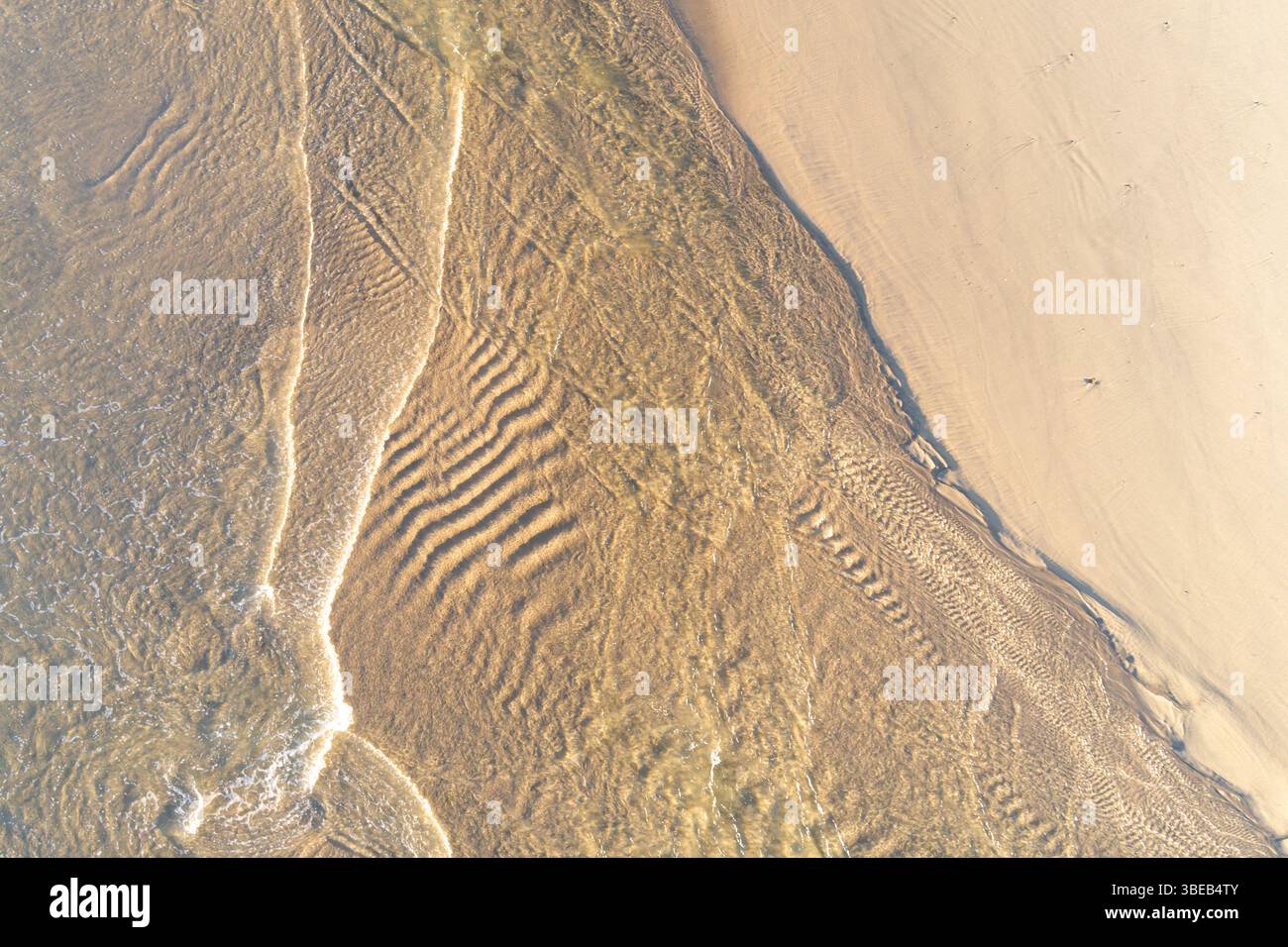 Natürlicher abstrakter Hintergrund: Drohnenansicht von Sandkräuseln und Kanälen, Dröhnen-Dröhnen-Ansicht von oben nach unten Stockfoto