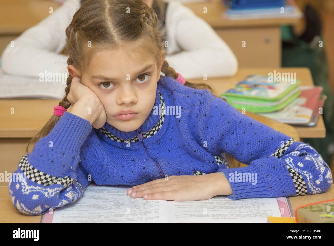 Erstklässler Lesen der Lektion und Lehrer betrachten hört aufmerksam zu sein Stockfoto