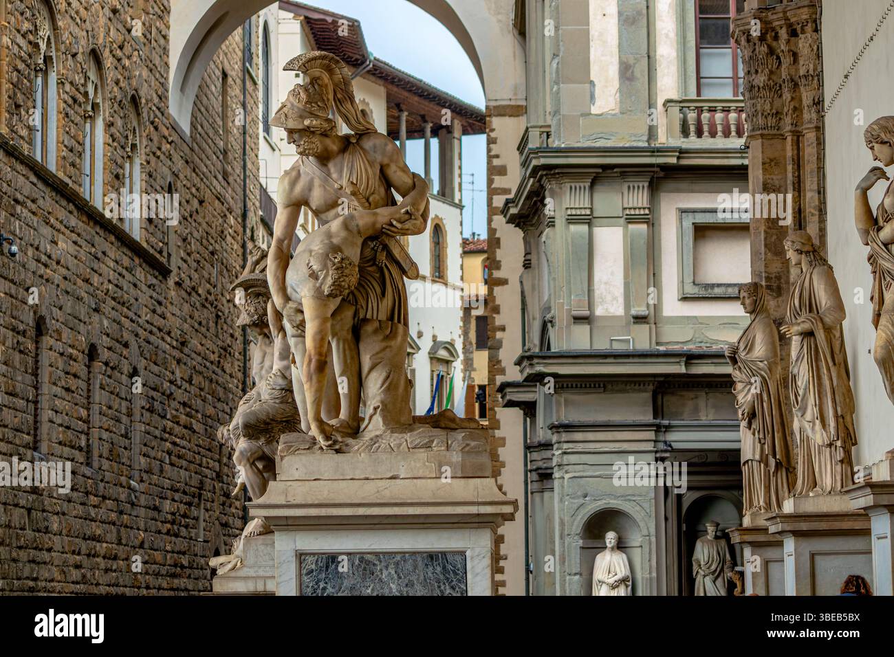 Ajax mit der Leiche des Achilles, in der Loggia dei Lanzi, einer Freiluftgalerie für Renaissance-Skulpturen auf der Piazza della Signoria, Florenz, Italien Stockfoto