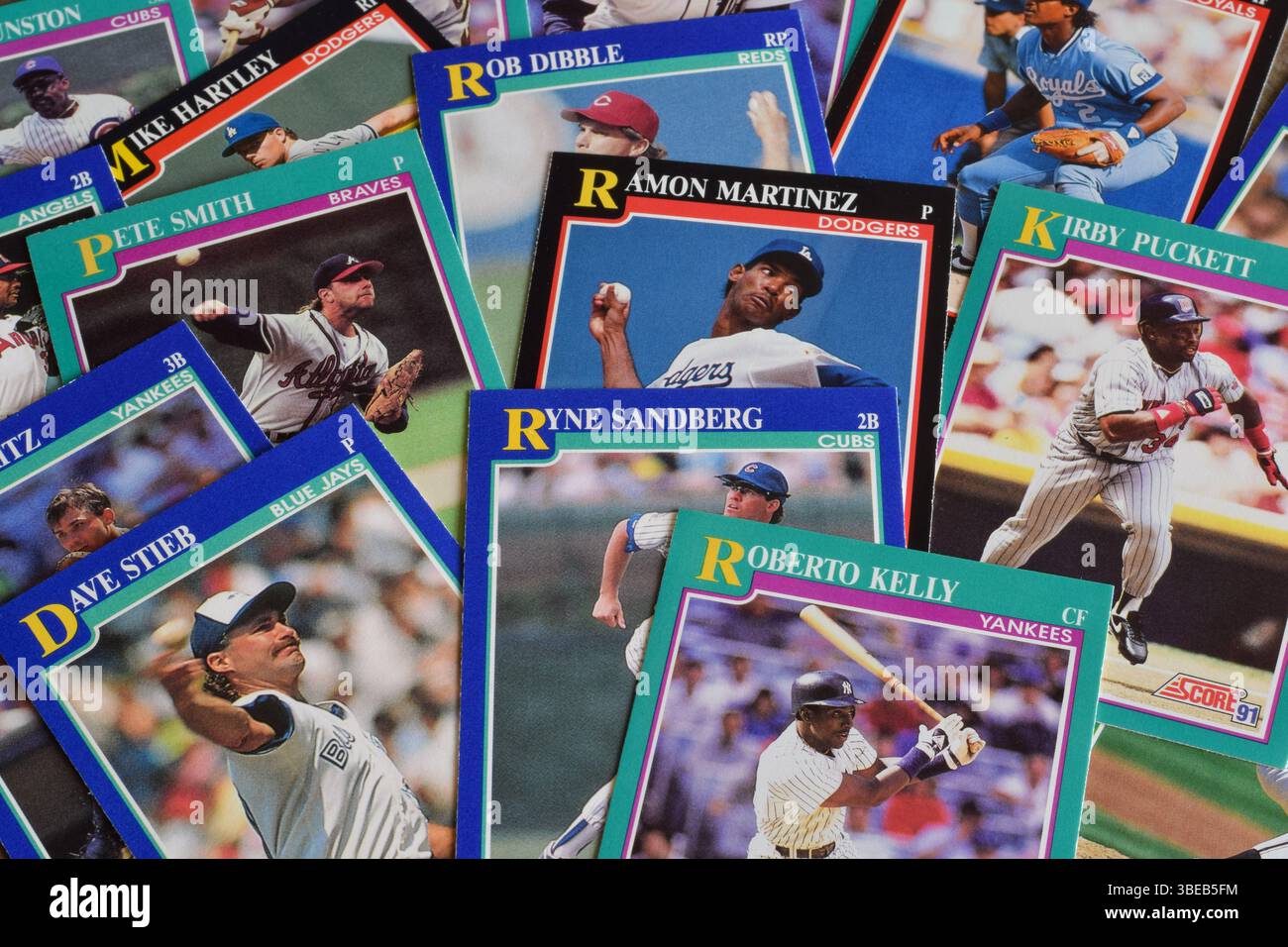 15. September 2024: Newmarket, Ontario, Kanada: Eine Sammlung alter Baseballkarten auf einem Tisch Stockfoto