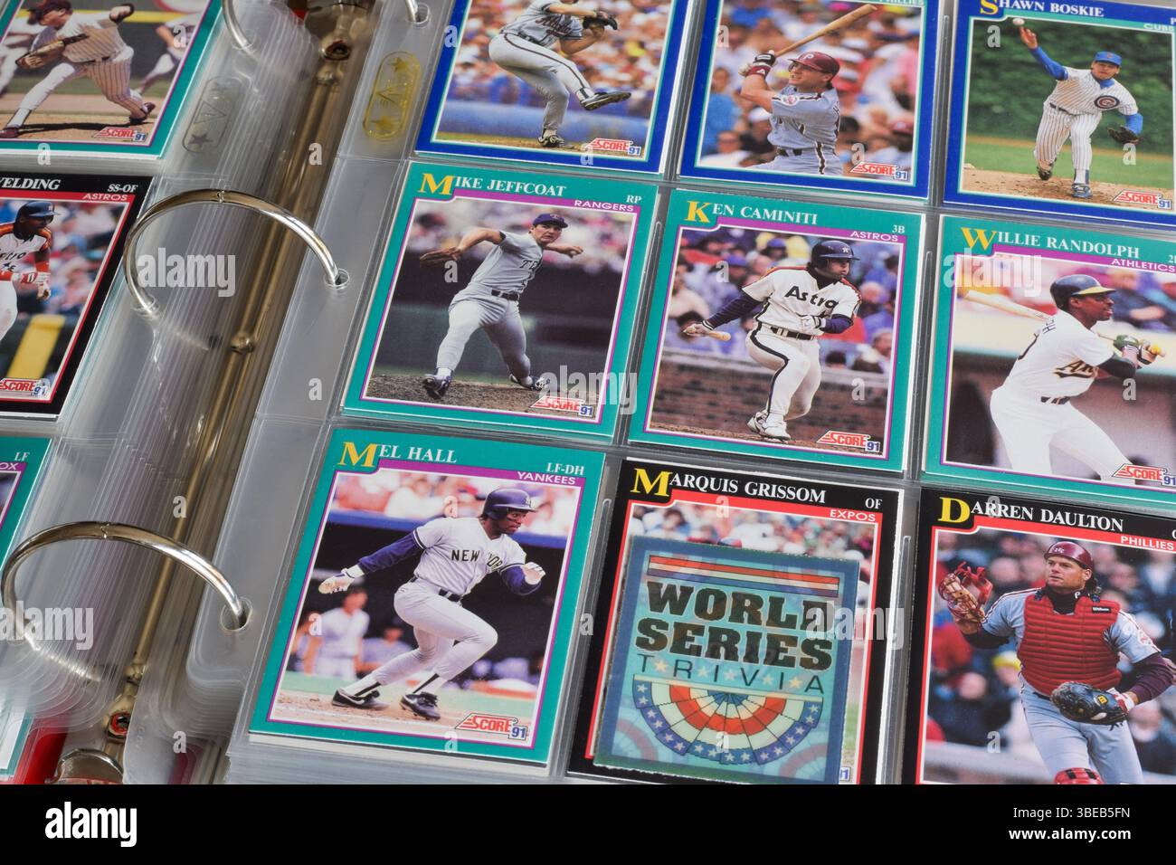 15. September 2024: Newmarket, Ontario, Kanada: Ein Album mit einer Sammlung alter Baseballkarten Stockfoto