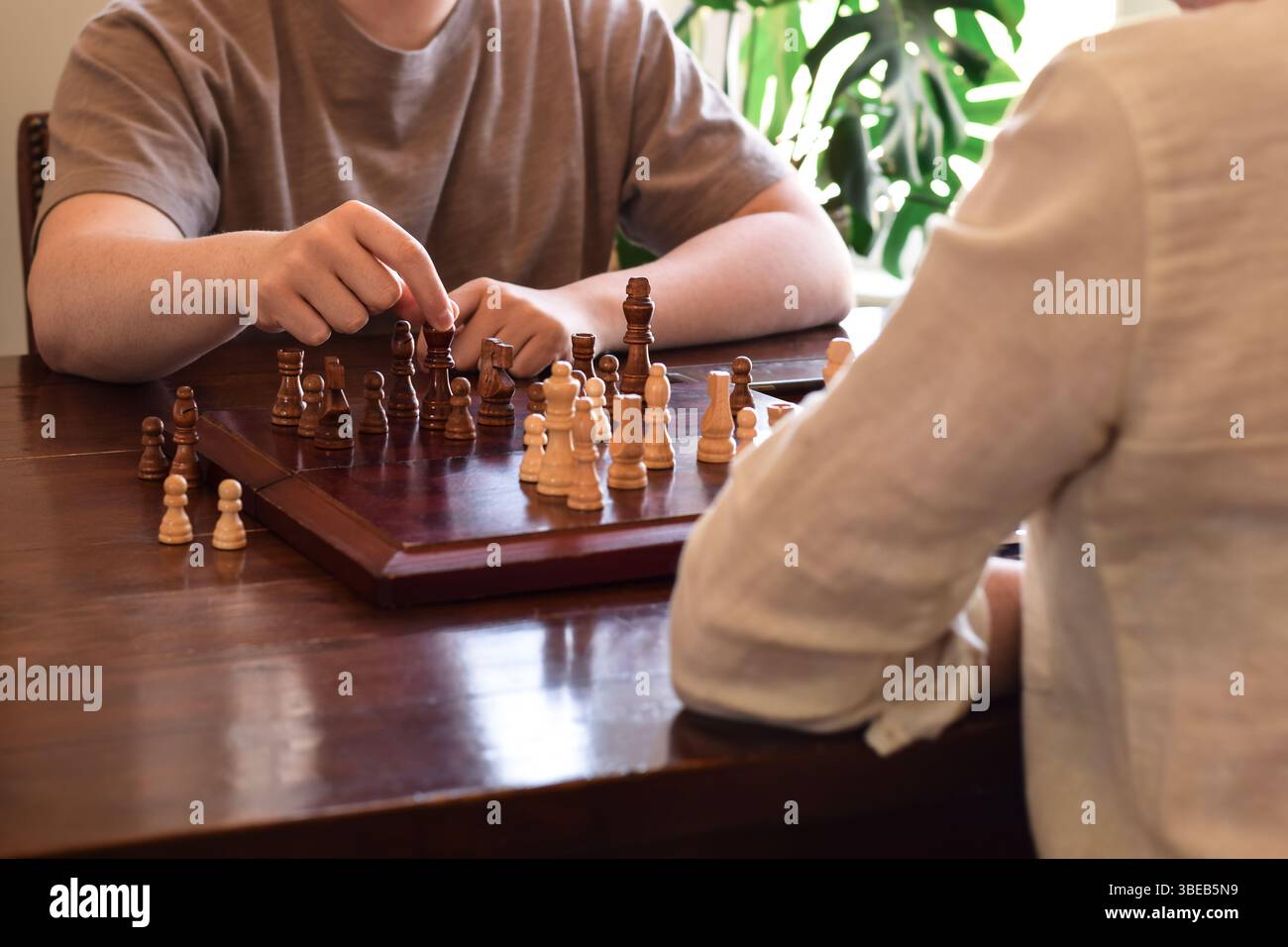 Zwei Leute spielen Schach Stockfoto
