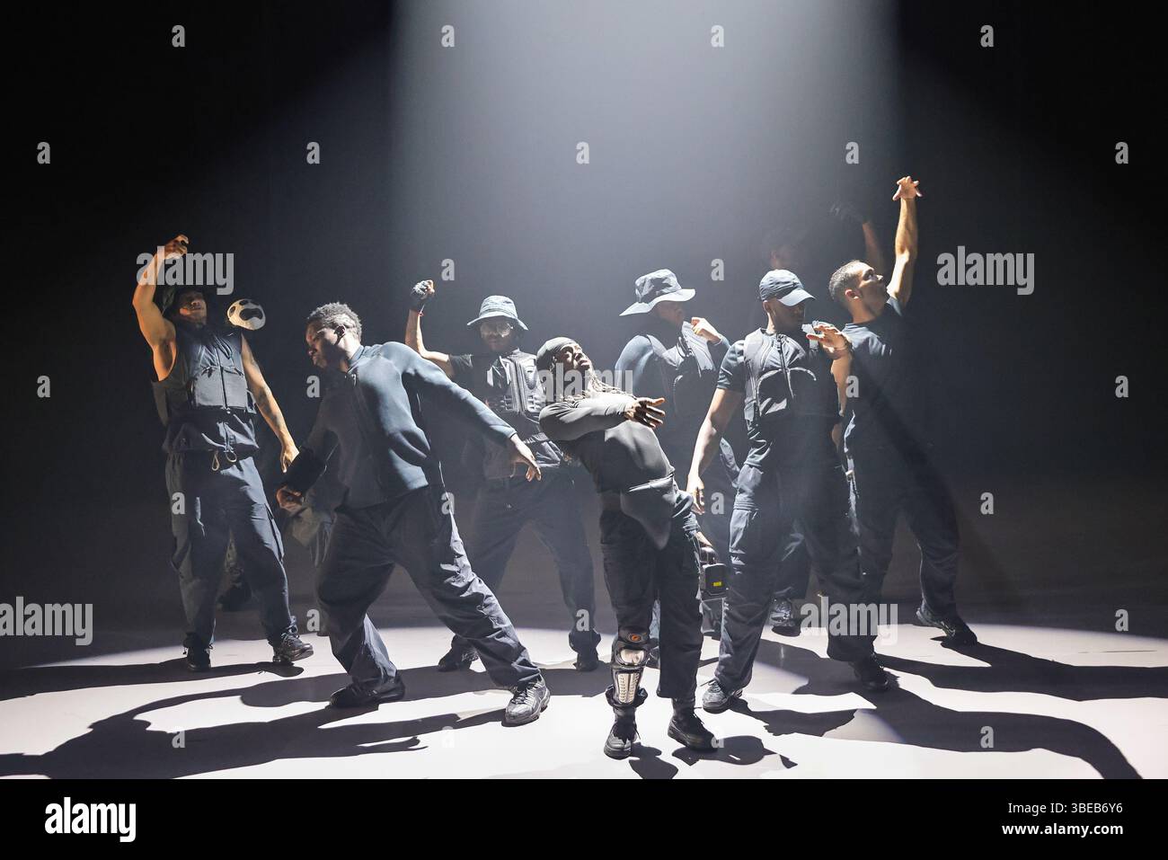 London, Großbritannien. Mai 2025. Die Darsteller spielen. Mit einer Mischung aus Tanz, Theater und gesprochenem Wort, um rohe und konfrontative Themen der psychischen Gesundheit und Männlichkeit zu erforschen, lädt TRAPLORD dazu ein, die Stereotypisierung der Schwarzen Männer in der heutigen westlichen Gesellschaft in Frage zu stellen. Der mit dem Olivier-Preis ausgezeichnete TRAPLORD von Ivan Michael Blackstock läuft bis zum 31. Mai im Sadler's Wells East in Stratford. Quelle: Imageplotter/Alamy Live News Stockfoto