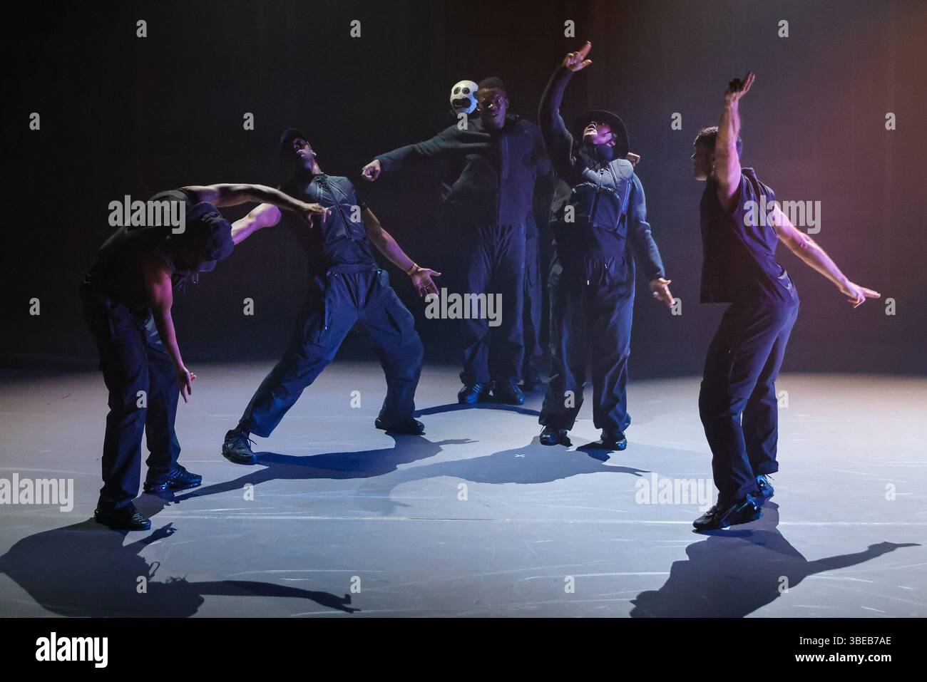 London, Großbritannien. Mai 2025. Die Darsteller spielen. Mit einer Mischung aus Tanz, Theater und gesprochenem Wort, um rohe und konfrontative Themen der psychischen Gesundheit und Männlichkeit zu erforschen, lädt TRAPLORD dazu ein, die Stereotypisierung der Schwarzen Männer in der heutigen westlichen Gesellschaft in Frage zu stellen. Der mit dem Olivier-Preis ausgezeichnete TRAPLORD von Ivan Michael Blackstock läuft bis zum 31. Mai im Sadler's Wells East in Stratford. Quelle: Imageplotter/Alamy Live News Stockfoto