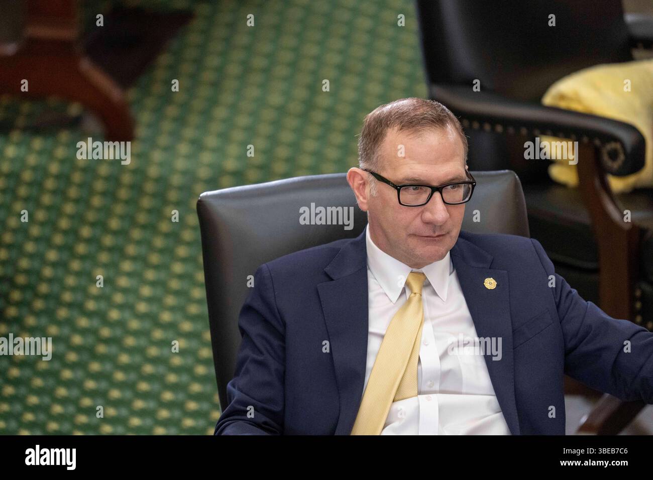 Austin Texas USA, 1. Mai 2025: State Senator CHARLES SCHWERTNER MD (R-Georgetown) sitzt während der 89. Sitzung der texanischen Legislative an seinem Schreibtisch im texanischen Senat. ©Bob Daemmrich Stockfoto