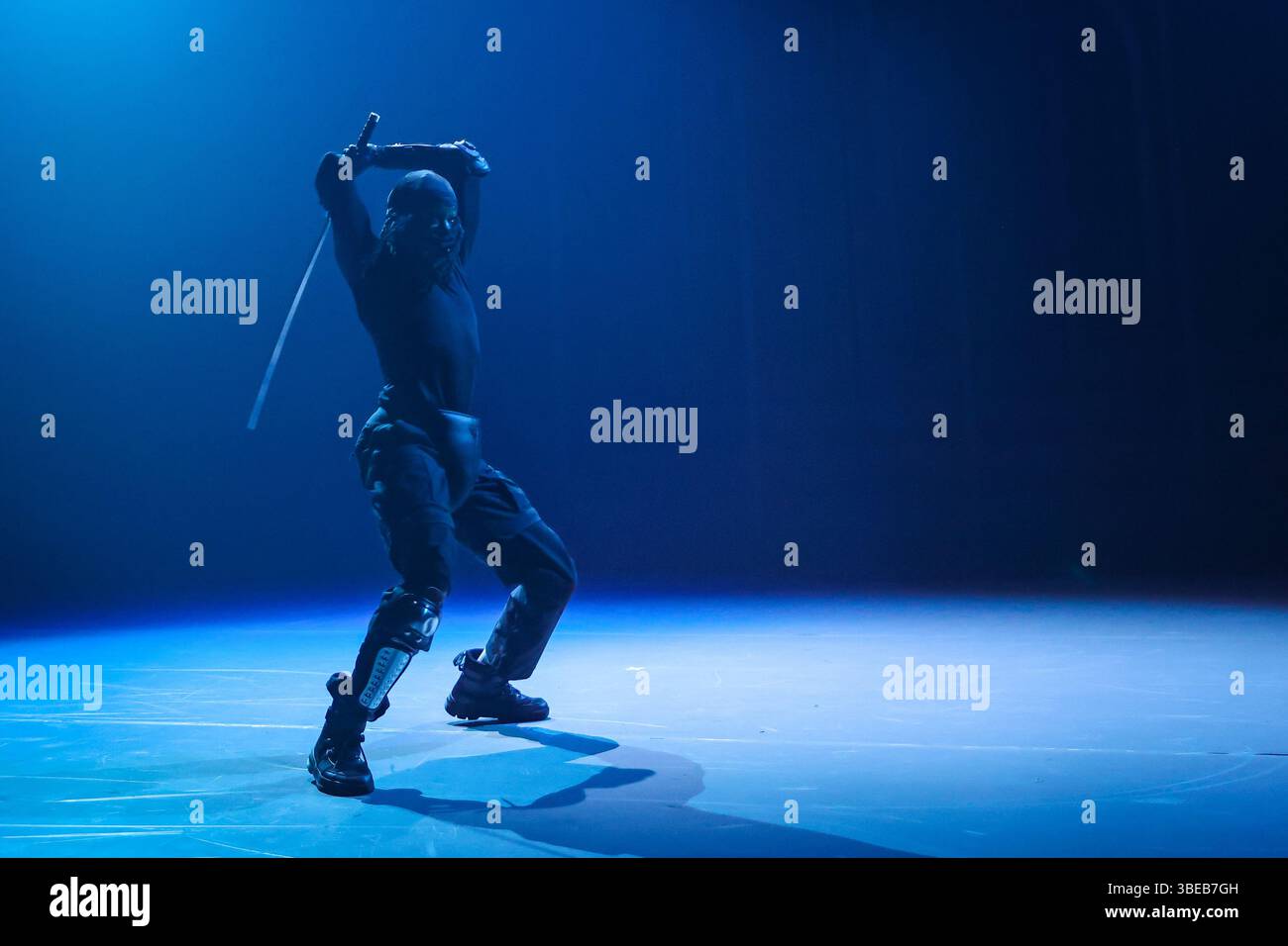 London, Großbritannien. Mai 2025. Die Darsteller spielen. Mit einer Mischung aus Tanz, Theater und gesprochenem Wort, um rohe und konfrontative Themen der psychischen Gesundheit und Männlichkeit zu erforschen, lädt TRAPLORD dazu ein, die Stereotypisierung der Schwarzen Männer in der heutigen westlichen Gesellschaft in Frage zu stellen. Der mit dem Olivier-Preis ausgezeichnete TRAPLORD von Ivan Michael Blackstock läuft bis zum 31. Mai im Sadler's Wells East in Stratford. Quelle: Imageplotter/Alamy Live News Stockfoto