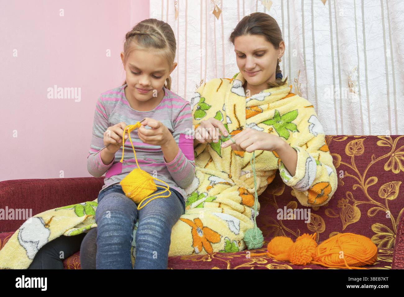 Mutter und Tochter sieben-Jahres-Strick auf den Nadeln zu Hause Stockfoto