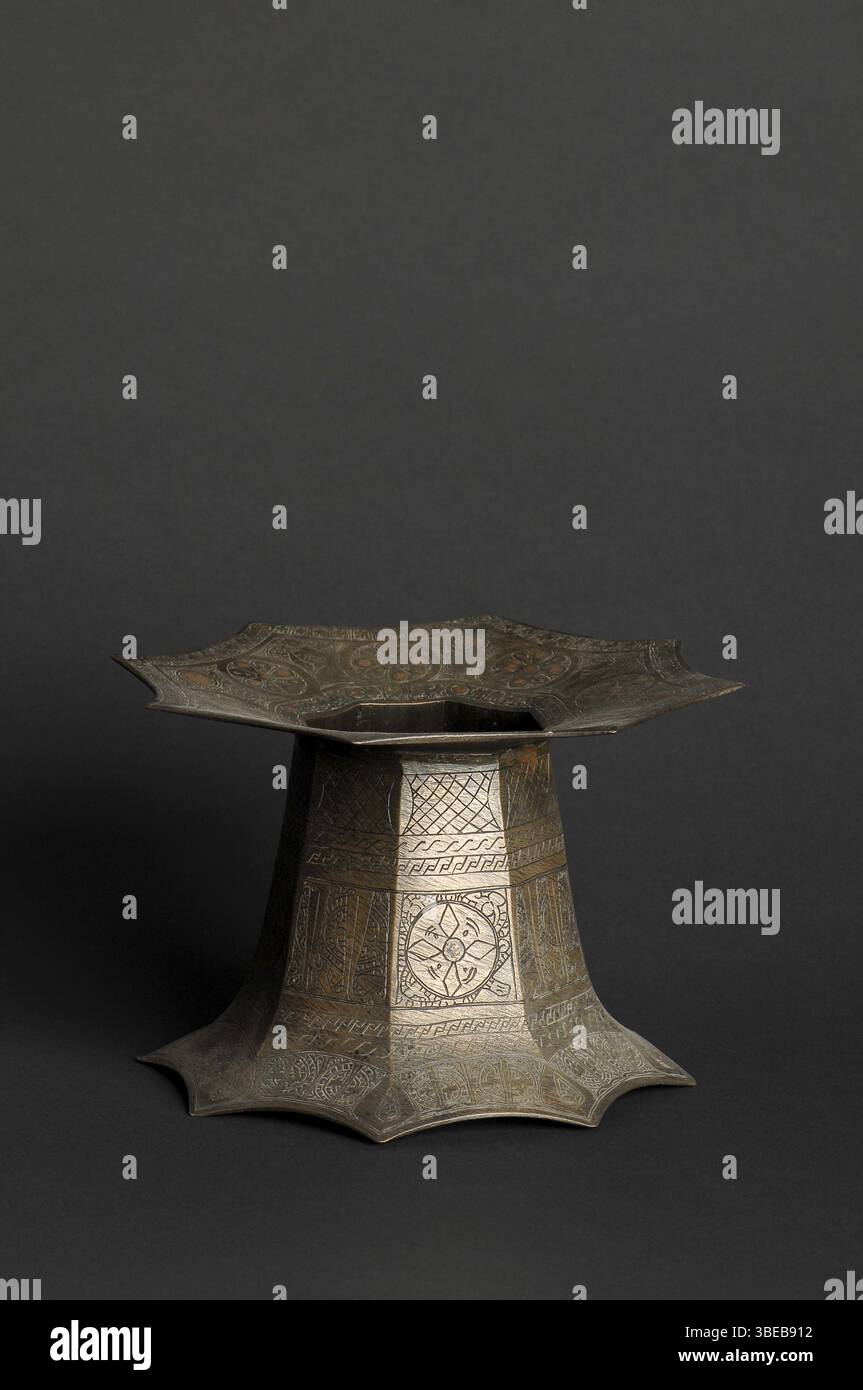 Alte Metallschale auf dunklem Hintergrund. Antikes Geschirr aus Bronze Stockfoto