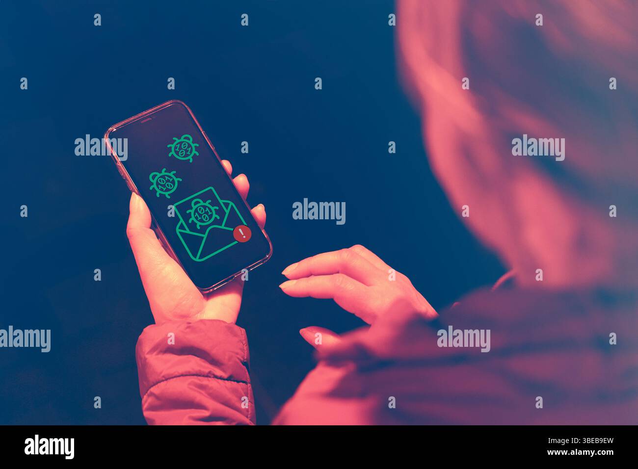 Frau hat eine bösartige Nachricht mit einem Virus erhalten. Ein infiziertes Telefon. Diebstahl persönlicher Daten. Unachtsame Praktiken bei der Verwendung elektronischer Geräte Stockfoto