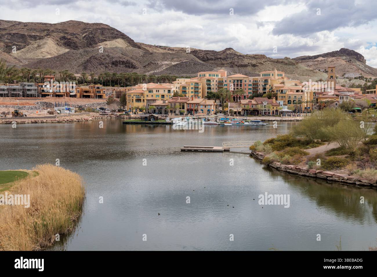 Das Village at Lake Las Vegas bietet Einkaufsmöglichkeiten, Restaurants und Wasserfahrzeuge sowie lokale Veranstaltungen in Henderson, Nevada, USA Stockfoto