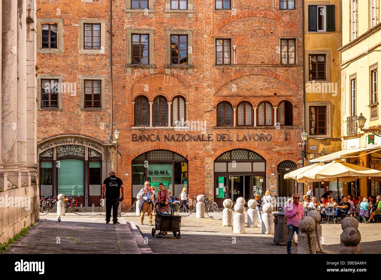 Menschen auf der Piazza San Michele in Lucca, Italien Stockfoto