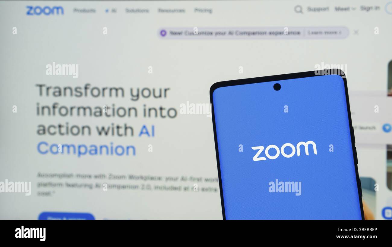 Smartphone mit Zoom-Logo vor einer digitalen Benutzeroberfläche mit KI-Fokus Stockfoto