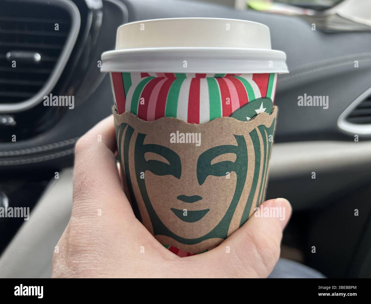 Lafayette, USA. November 2024. Nahaufnahme eines Starbucks Kaffeetassen im Auto, Lafayette, Kalifornien, 19. November 2024. (Foto: Smith Collection/Gado/SIPA USA) Credit: SIPA USA/Alamy Live News Stockfoto