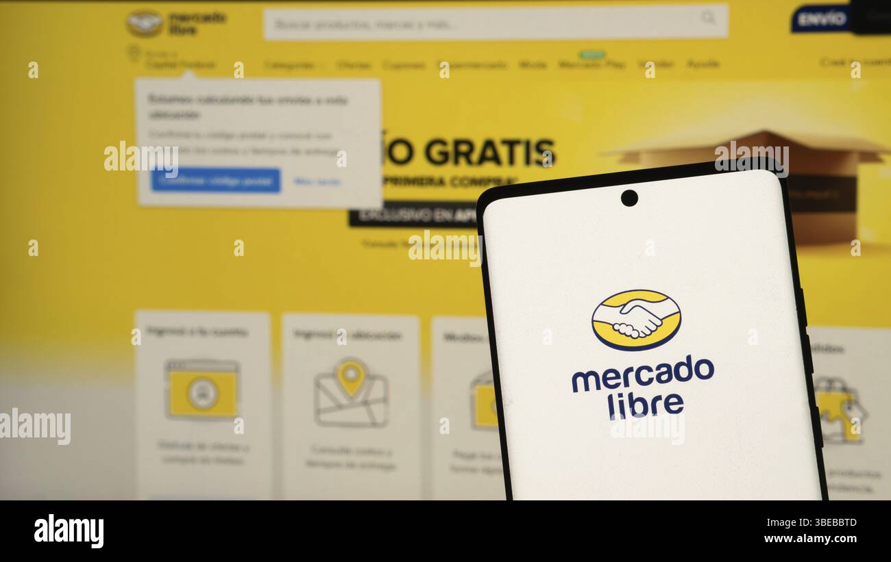 Smartphone mit dem Mercado Libre Logo auf gelbem Hintergrund der E-Commerce-Website Stockfoto
