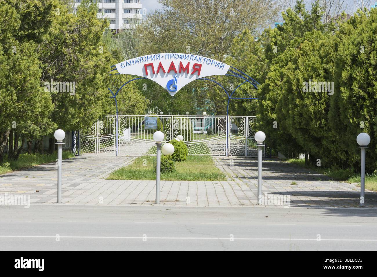 Sochi, Russland - 22 April 2016: Der Haupteingang sanatorium Flamme von Pioneer Avenue Anapa Stockfoto