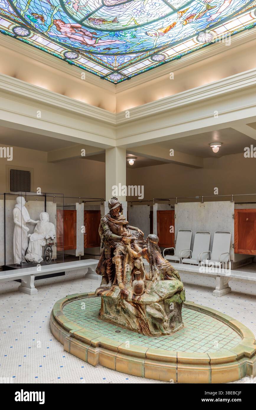 Skulptur von Hernando de Soto unter einer Buntglasdecke im Fordyce Bathhouse Museum im Hot Springs National Park Visitor Center in Hot SPR Stockfoto