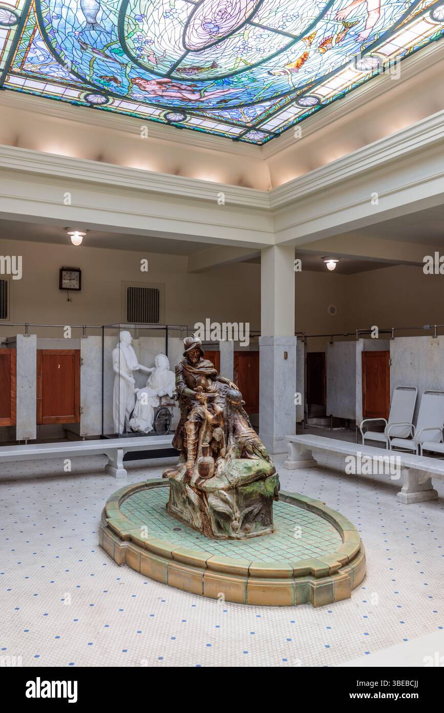 Skulptur von Hernando de Soto unter einer Buntglasdecke im Fordyce Bathhouse Museum im Hot Springs National Park Visitor Center in Hot SPR Stockfoto