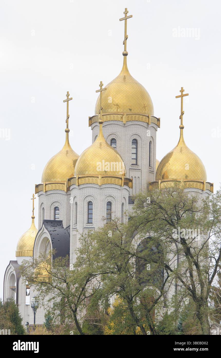 Wolgograd, Russland - 5. November 2015: Blick auf die Kuppel der Allerheiligen Kirche in Mamajew Kurgan an der historischen Gedenkstätte &quot, to He Stockfoto